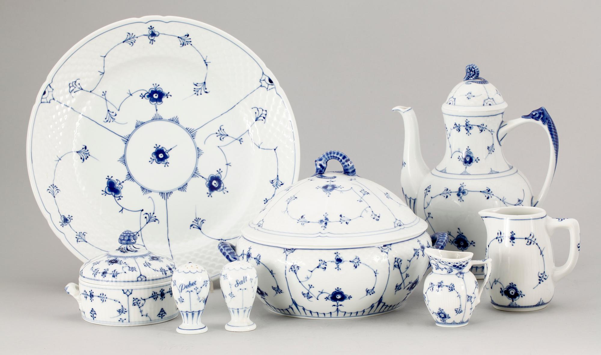 MAT- SAMT KAFFESERVIS, 93 delar, porslin, "Musselmalet", Bing & Gröndahl resp Royal Copenhagen.