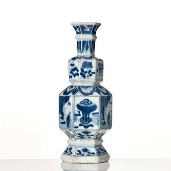 A blue and white vase, Qing dynasty, Kangxi (1662-1722).