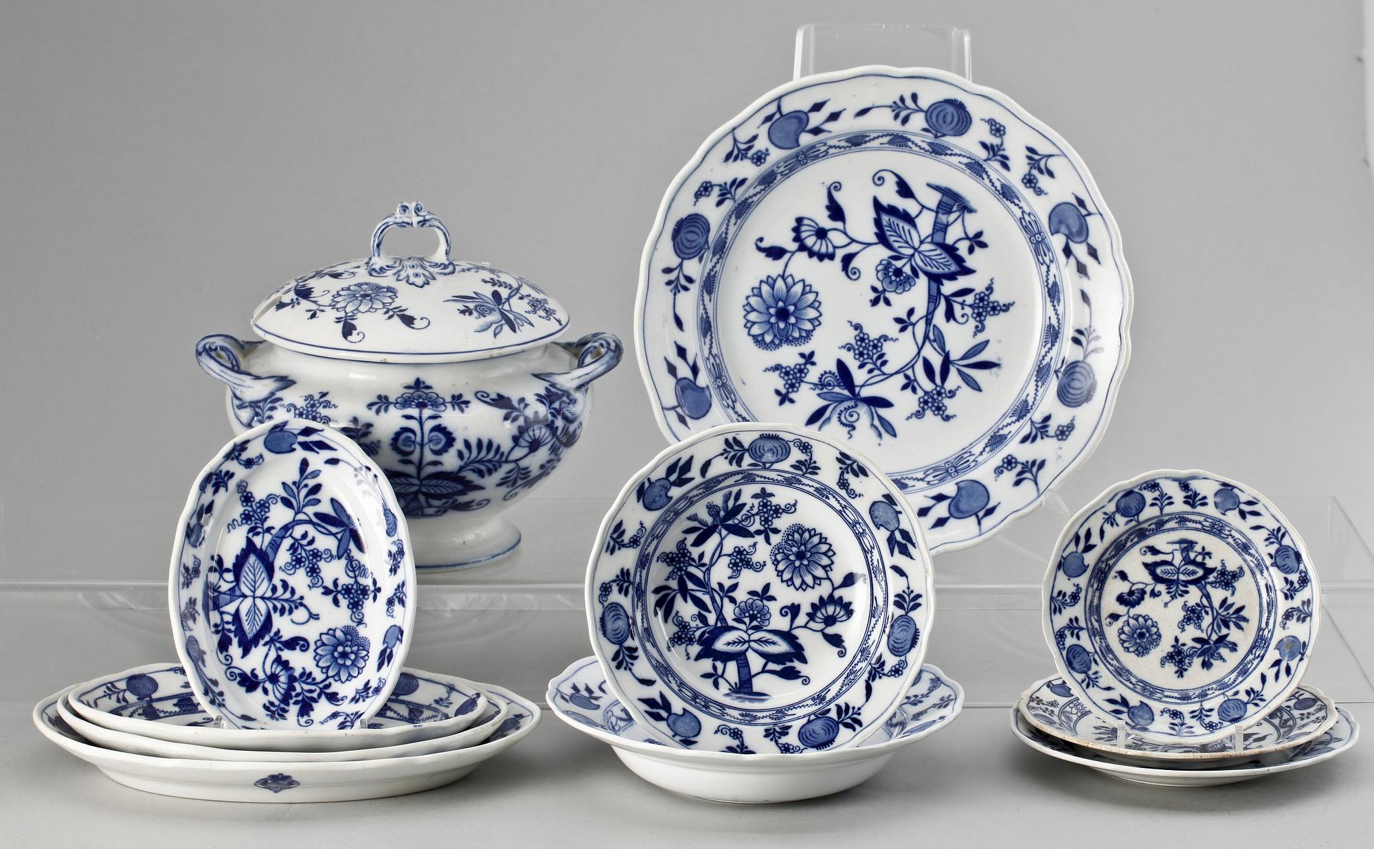 MATSERVIS, 56 delar, porslin, "Meissen", Cauldon, BWM & Co, England omkring 1900.