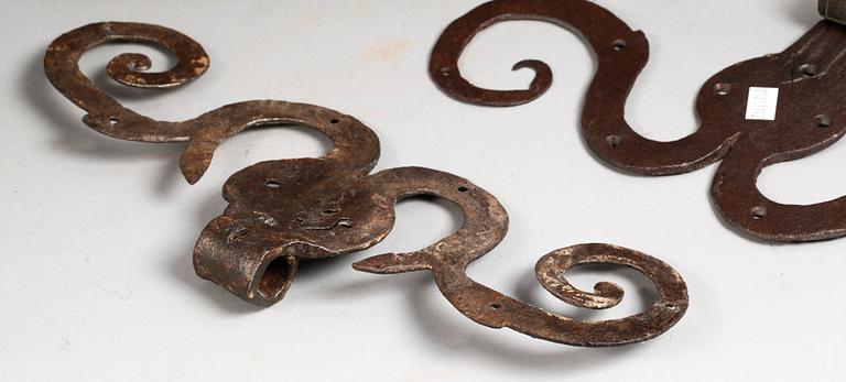 PARTI LÅS, 5st, samt GÅNGJÄRN, järn. 1700-1800-tal.
