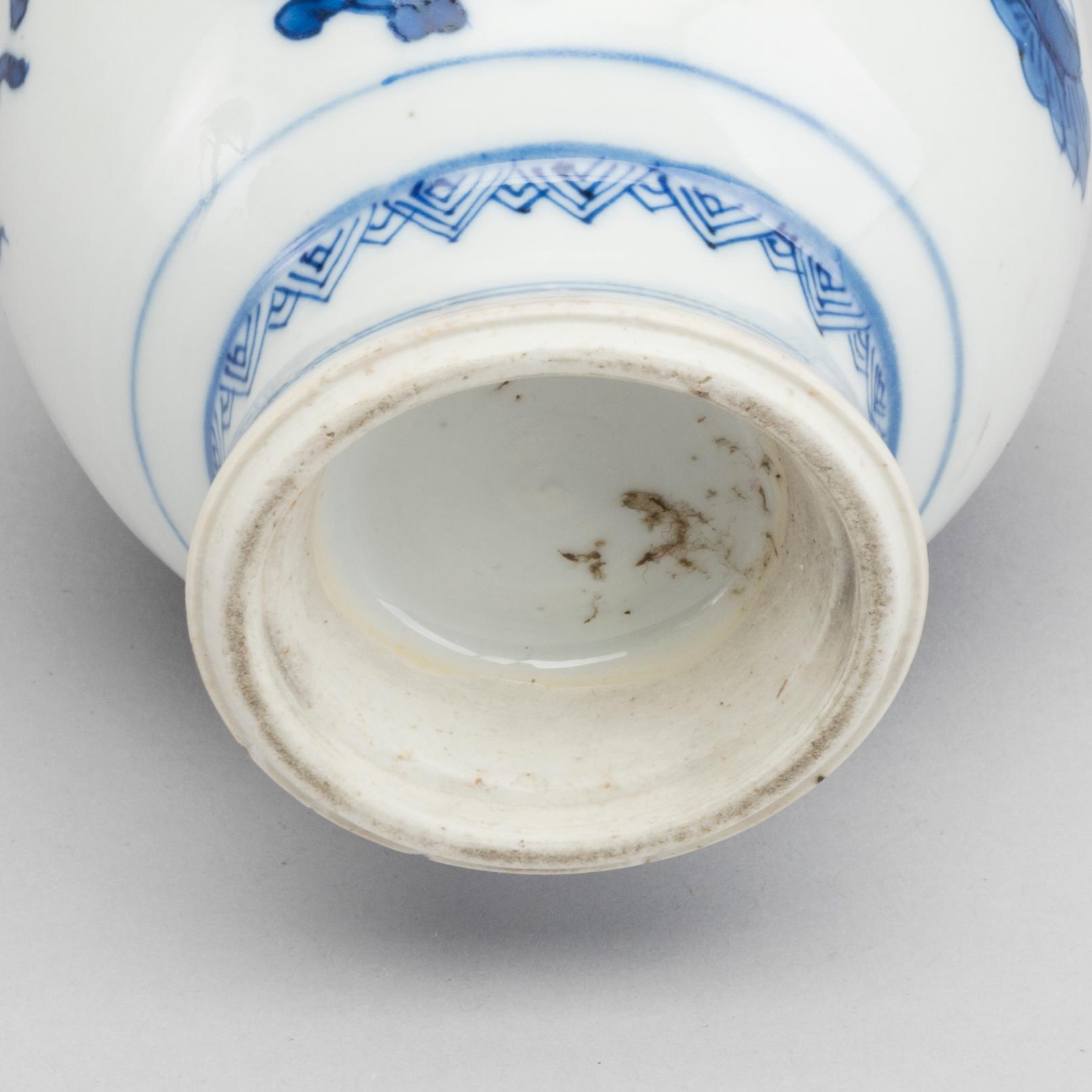 A Chinese porcelain blue and white vase, Kangxi (1662-1722).