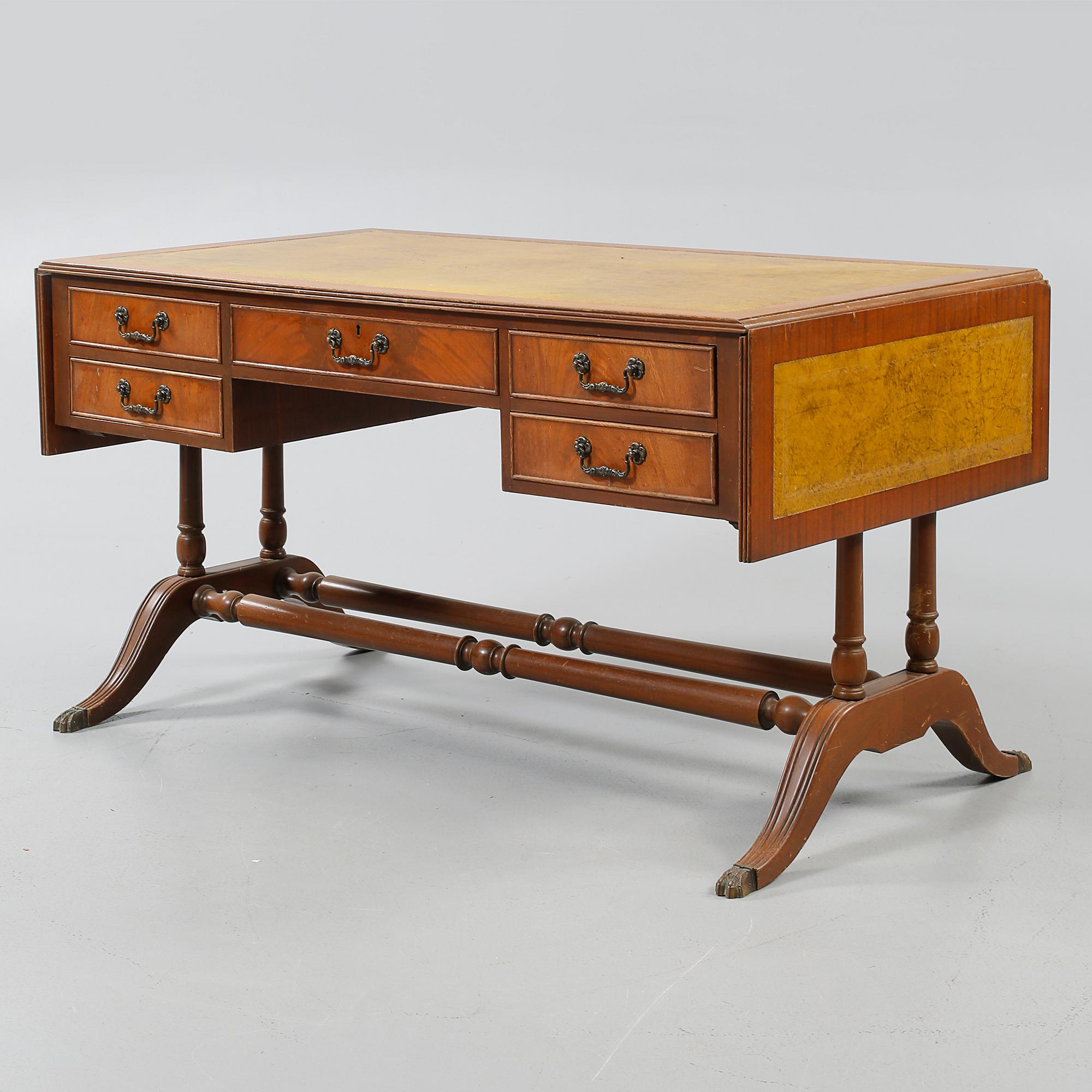 SKRIVBORD, engelsk stil, 1900-talets andra hälft.