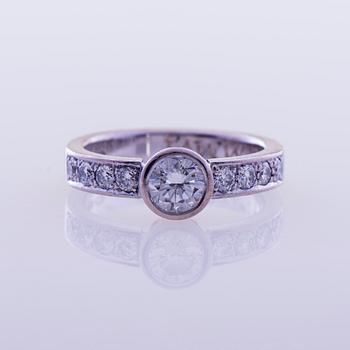 RING, 18K vitguld, briljantslipade diamanter. R. Nossenko, Helsingfors 2004. Vikt ca 5,1 g.