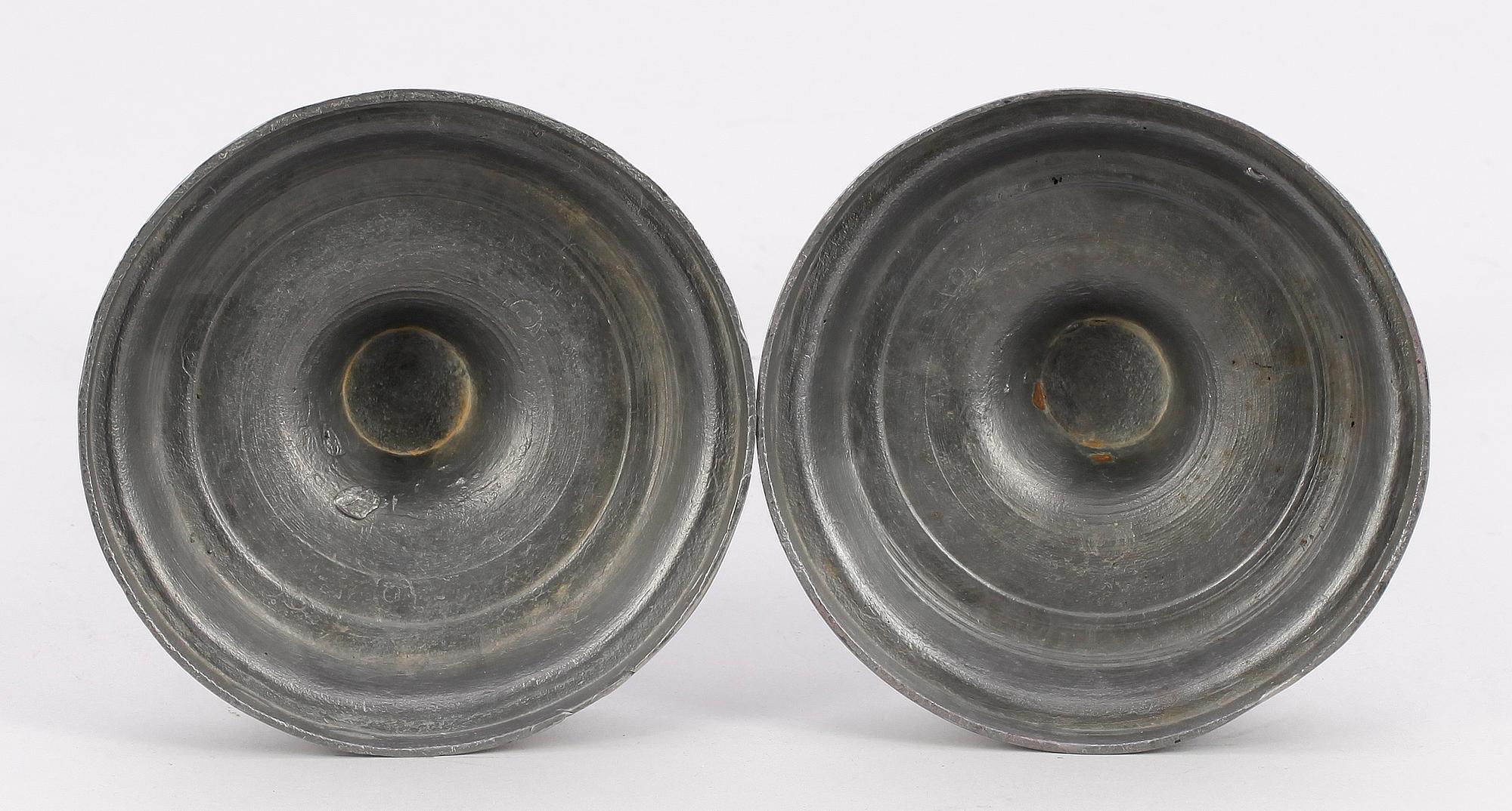 LJUSSTAKAR, ett par, tenn, ostämplade, troligen 1800/1900-talskopior efter äldre förebild.