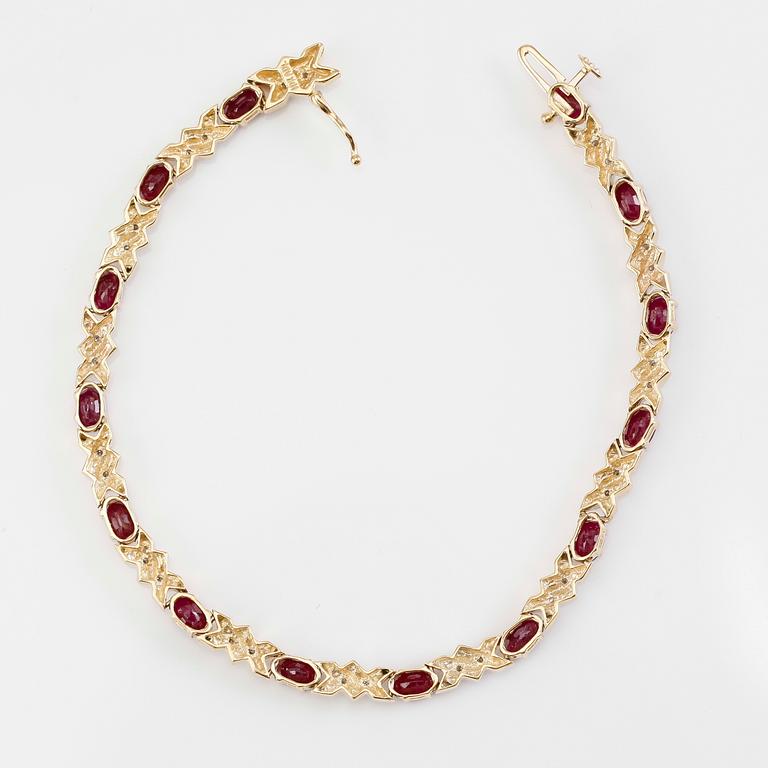 ARMBAND, 18K guld, diamanter tot ca 0.26 ct. och rubiner.
