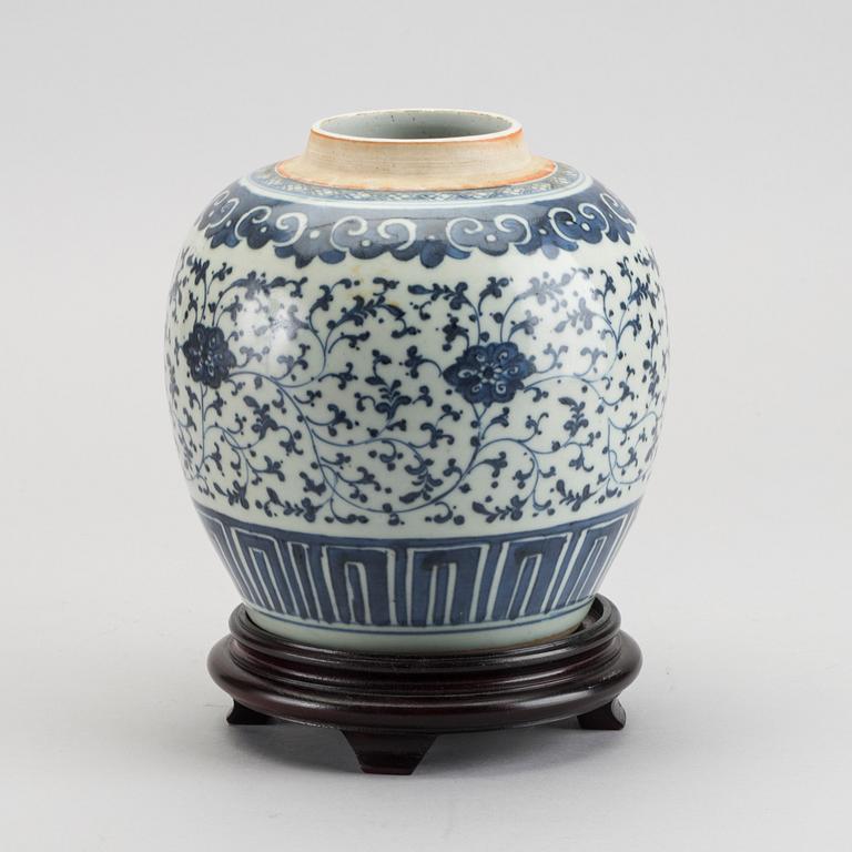 A porcelain jar from the 19th century China.