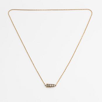 Hängsmycke, guld med gammalslipade och rosenslipade diamanter.
