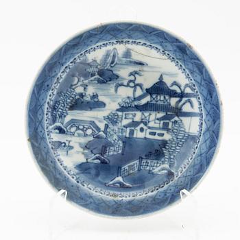Koppar med fat, 3 st, porslin, Kina, Qingdynastin, Qianlong (1736-95).