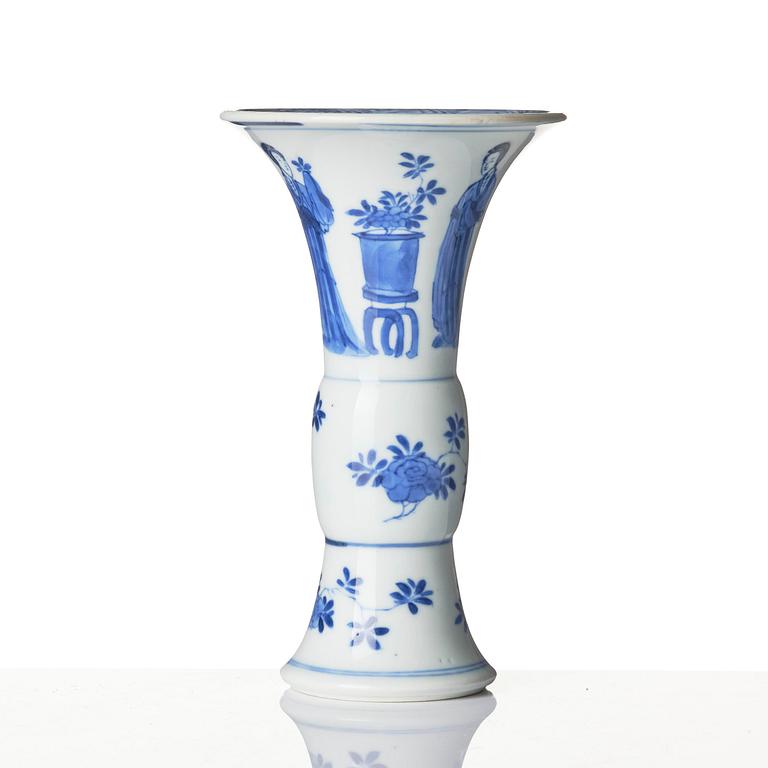 Two blue and white 'lange lisen' vases and a ewer, Qing dynasty, Kangxi (1662-1722).