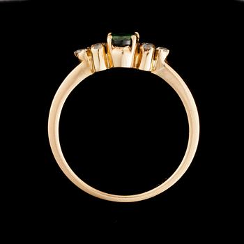 RING, 18K guld, fasettslipad zavorit, 6 diamanter, tot. 0,09 ct. Finska importstämplar. Vikt 3,1 g.