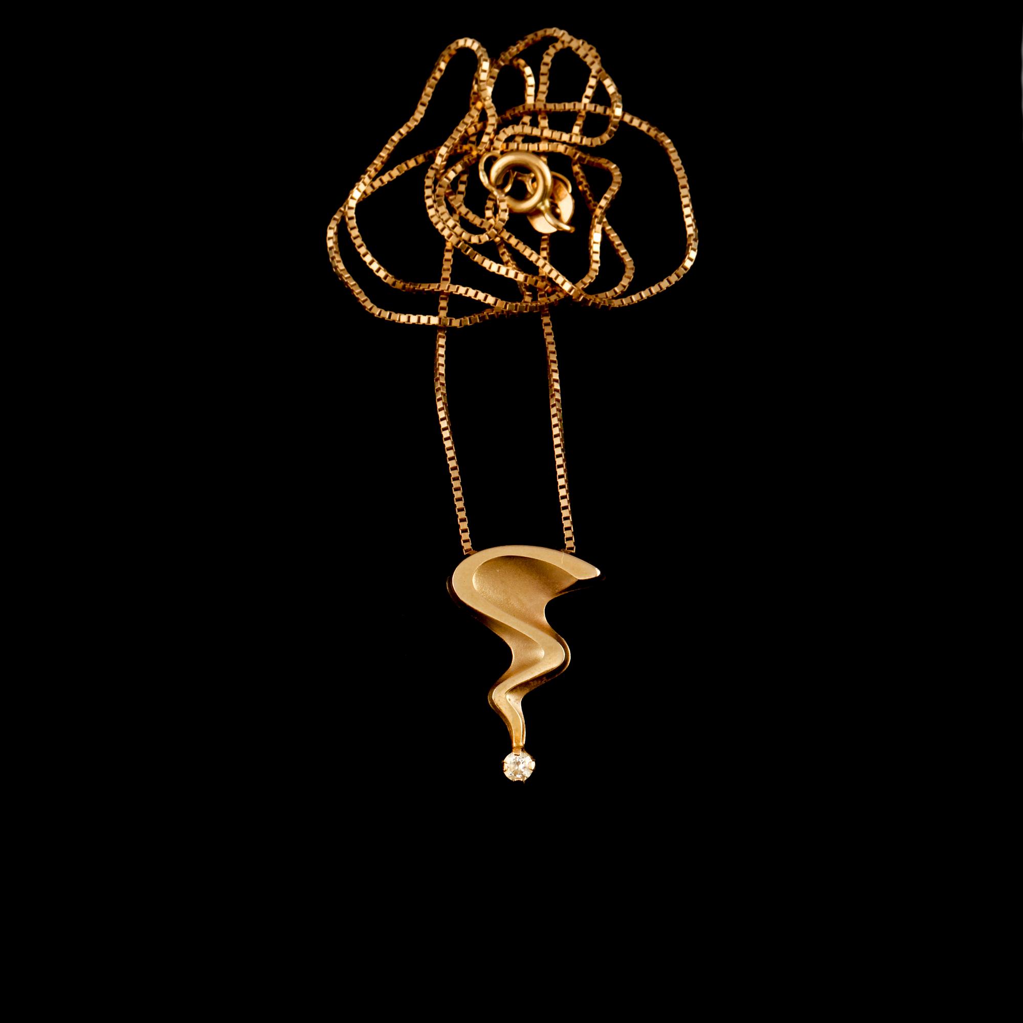 HÄNGE, 18K guld med en liten briljantslipad diamant, Pernilla Wiberg, Alton, Falköping. Vikt 2,6 g.