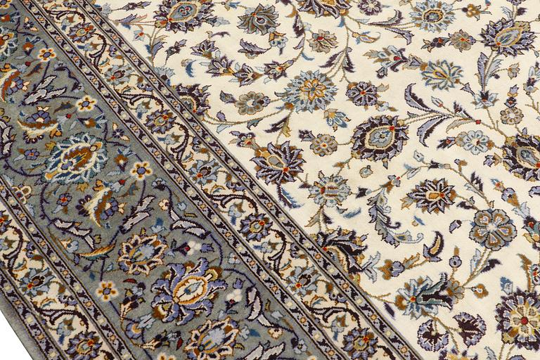 A Kashan carpet, approx. 403 x 300 cm.
