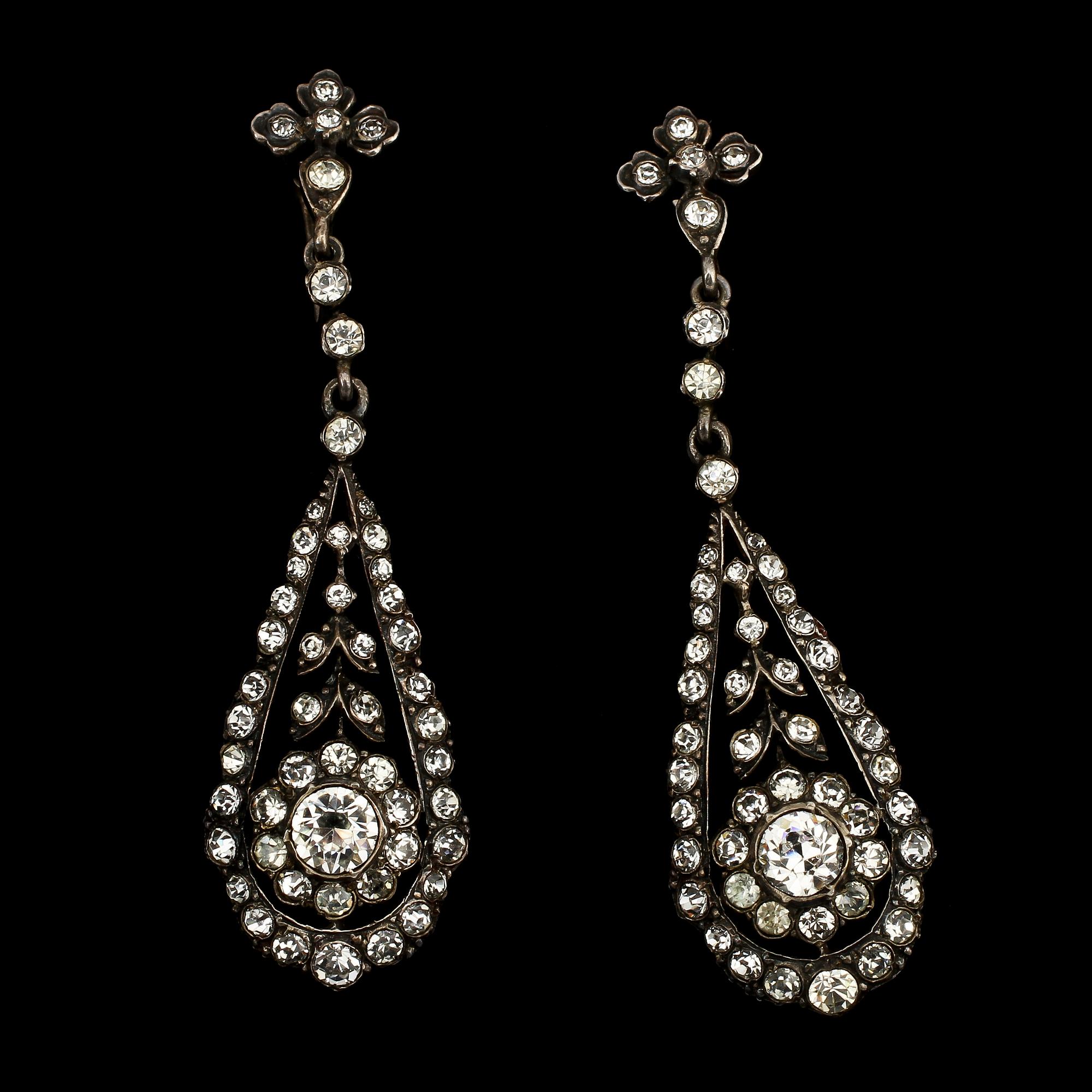 HALSBAND samt ÖRHÄNGEN, ett par, silver och fasettslipade stenar, importstmpl, omkring 1900. Vikt 35 g.