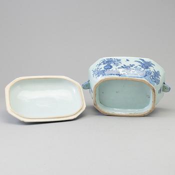 A blue and white tureen with cover, QIng dynasty, Qianlong (1736-95).