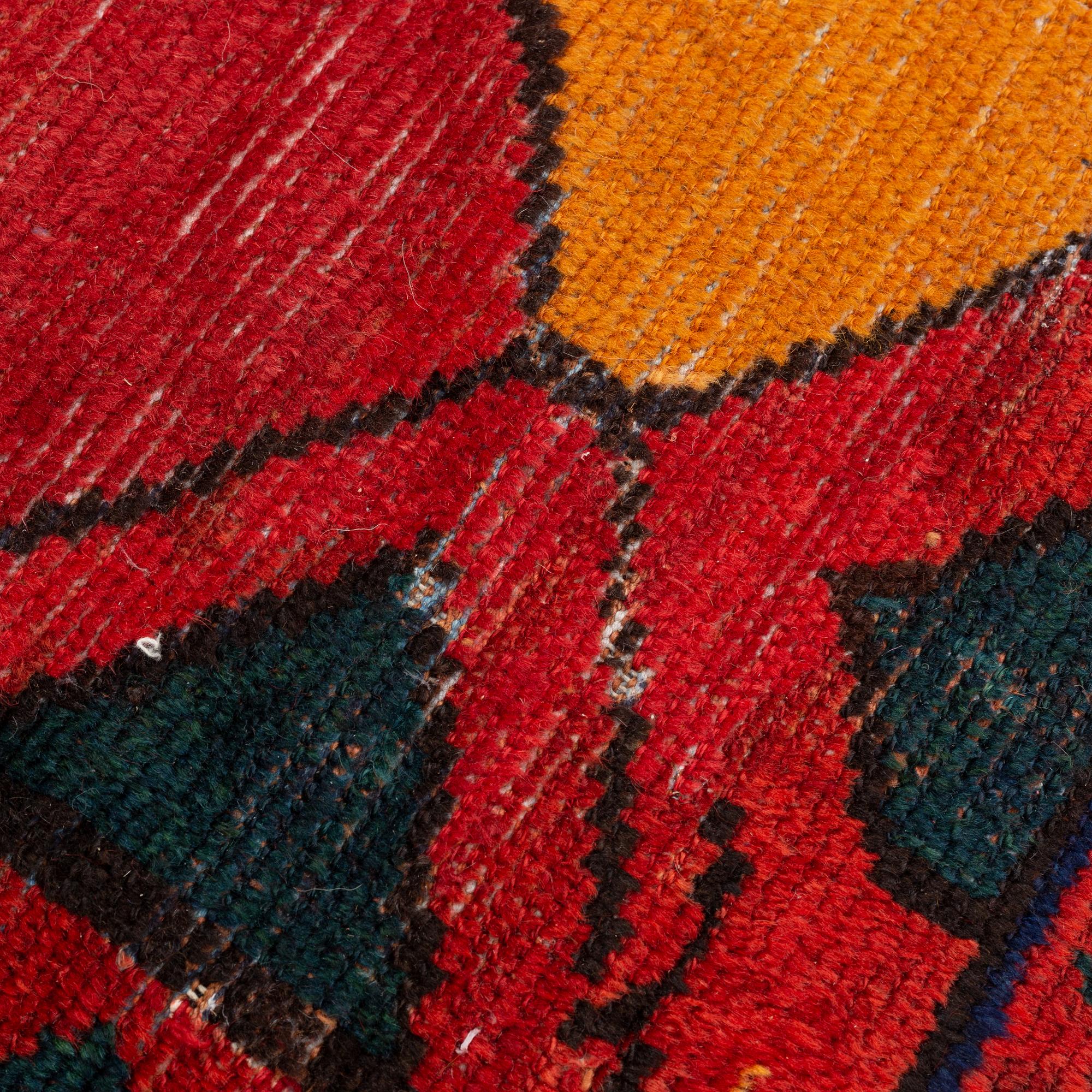 A semi antique Khersake-Bakhtiarirug, c. 211 x 162 cm.