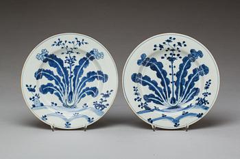 TALLRIKAR, porslin. 2 st. Kina, Qianlong (1735-96).