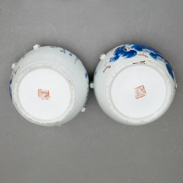 SKÅLAR MED LOCK, ett par porslin, Kina, tidigt 1900-tal.