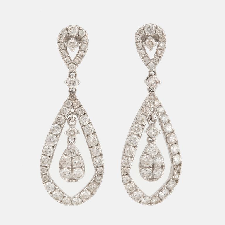 ÖRHÄNGEN, med 90 briljantslipade diamanter, 2.00 ct.