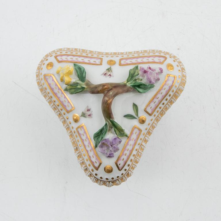 Royal Copenhagen, Crèmekopp med lock och fat, porslin, "Flora Danica", Royal Copenhagen, Danmark.