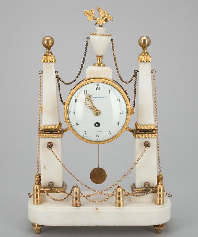 BORDSPENDYL, brännförgylld  brons samt marmor, Louis- seize, Frankrike 1700-talets slut.