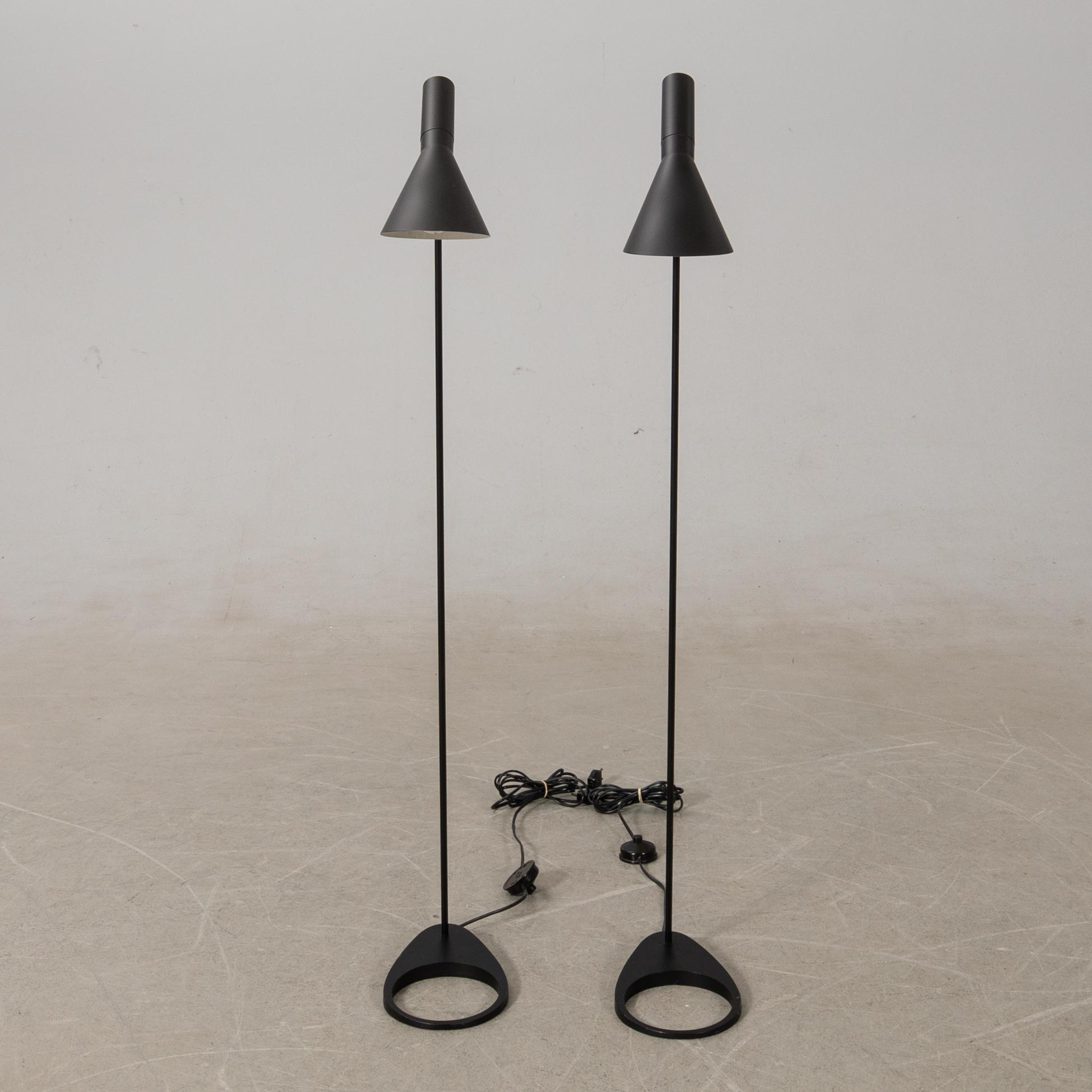 Arne Jacobsen, golvlampor 1 par, "AJ" för Louis Poulsen, Danmark.