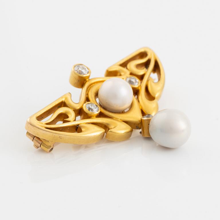 A brooch in 14K gold with pearls and old-cut diamonds.