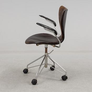 ARNE JACOBSEN, a dark brown leather "Sjuan" writing desk armchair from 1971 for Fritz Hansen, Denmark.