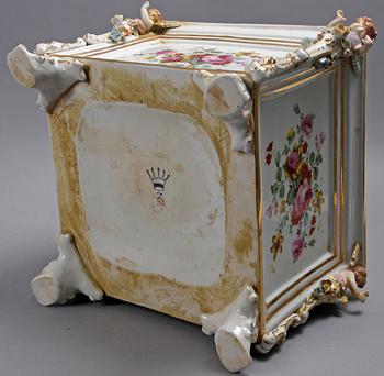 ASK MED LOCK, porslin. Rokokostil.