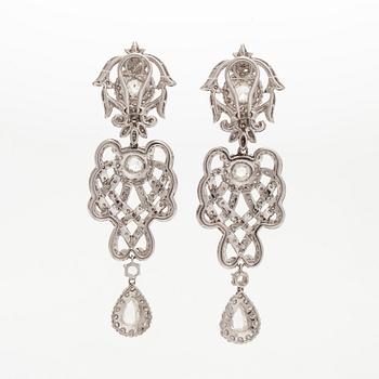 Örhängen, 18K vitguld samt briljant- och rosenslipade diamanter.