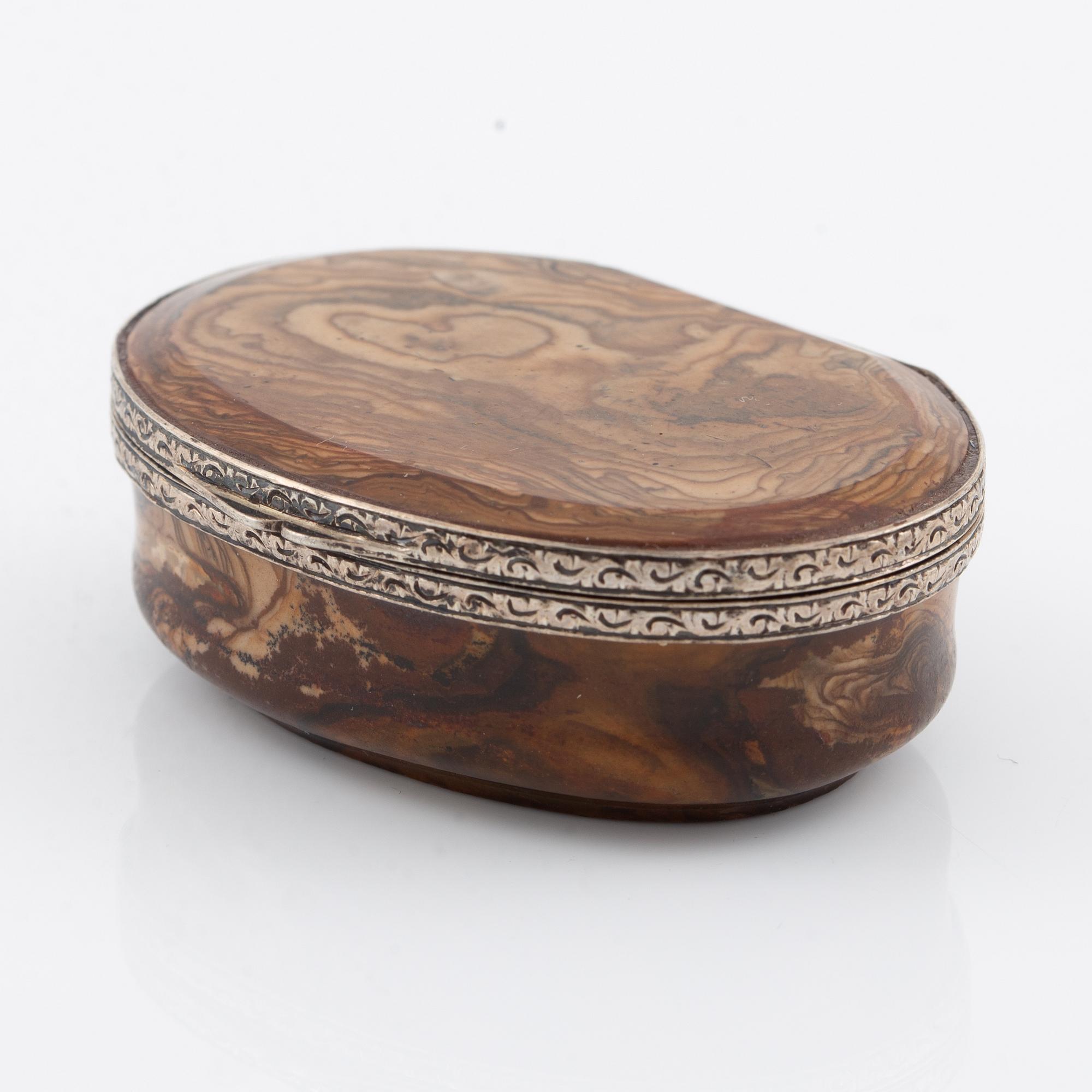 An agate and silver-mounted box, circa 1900.