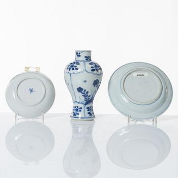 Vas och två fat, porslin, Kina, Qingdynastin, delvis Kangxi (1662-1722).