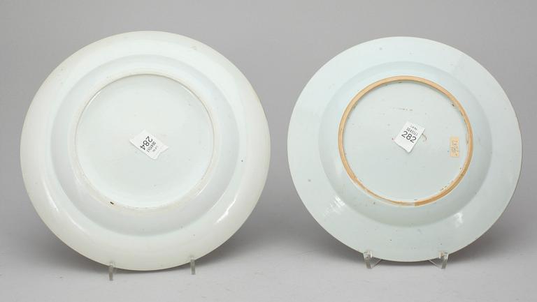 TALLRIKAR, två stycken, kompaniporslin. Qing dynastin, 1700-tal respektive tidigit 1800-tal.