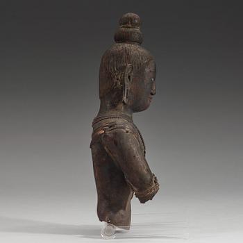 BUDHISTISK GUDOM, koppar, fragment. Troligen Dolonnor/Inre Mongoliget 17/1800-tal.