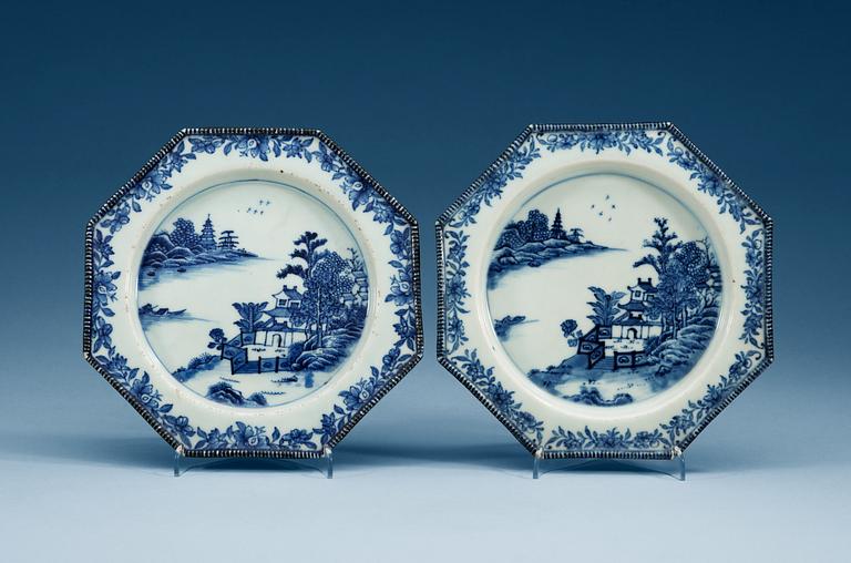 COASTERS, ett par, porslin. Qing dynastin, Qianlong (1736-95).