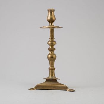 AN 18TH CENTURY BRONZE CANDLESTICK.