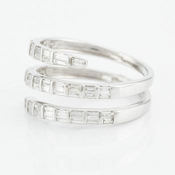 Ring med baguetteslipade diamanter.