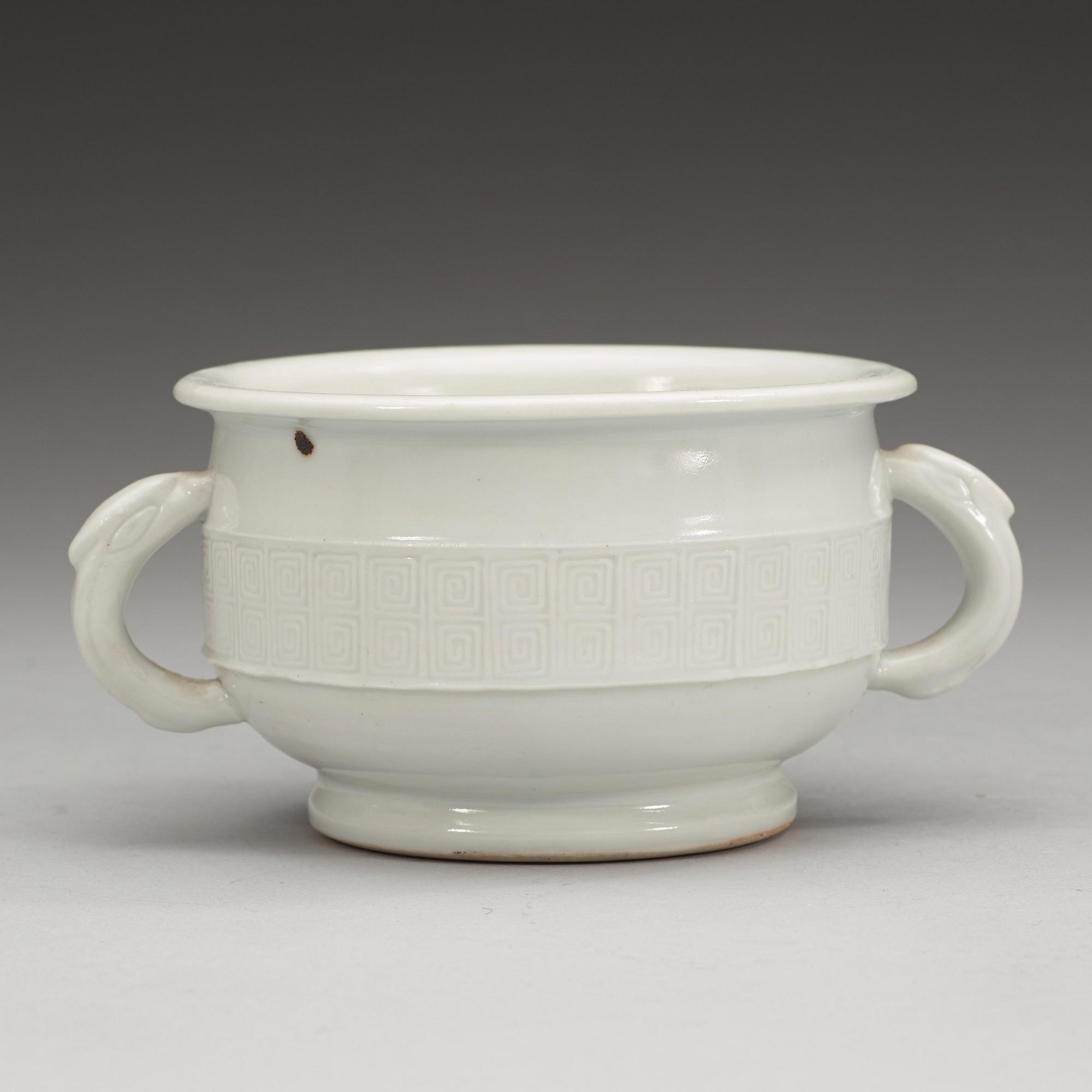 RÖKELSEKAR, blanc de chine. Qing dynastin (1644-1912), med hallmärke botten.