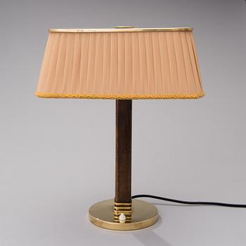 PAAVO TYNELL, BORDSLAMPA, modell 5066. Tillverkare Taito Oy, 1940-tal.