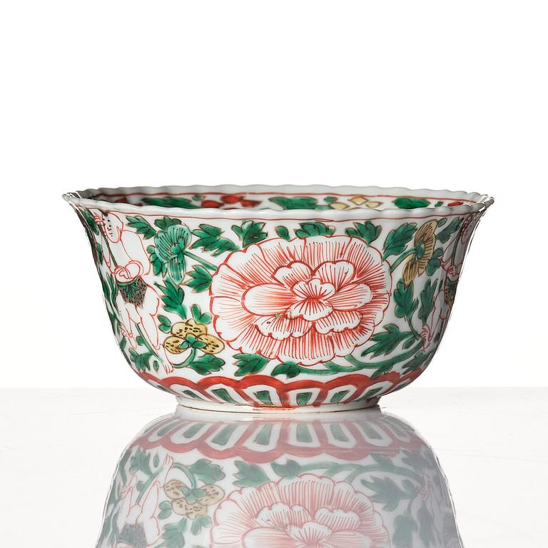 A famille verte cup, Qing dynasty, Kangxi (1662-1722).