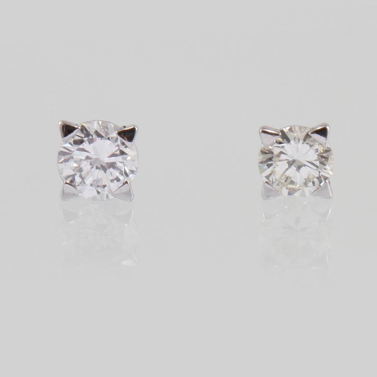 ÖRHÄNGEN, ett par, 18k vitguld med briljantslipade dimanter, totalt ca 0.82 ct. Vikt 0,5 g.