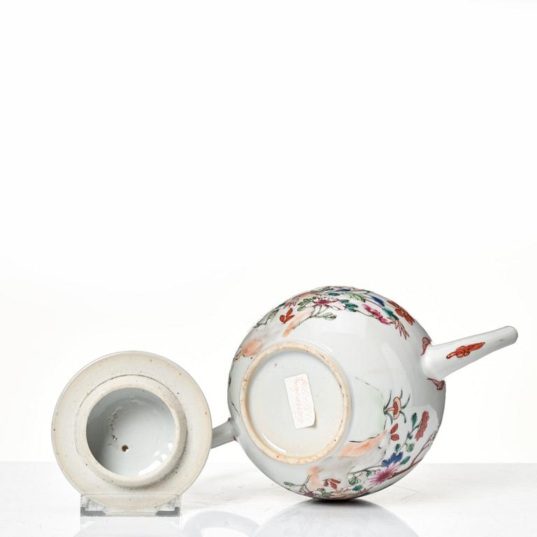 Tekannor, två stycken, kompaniporslin. Qingdynastin, Qianlong (1736-95).