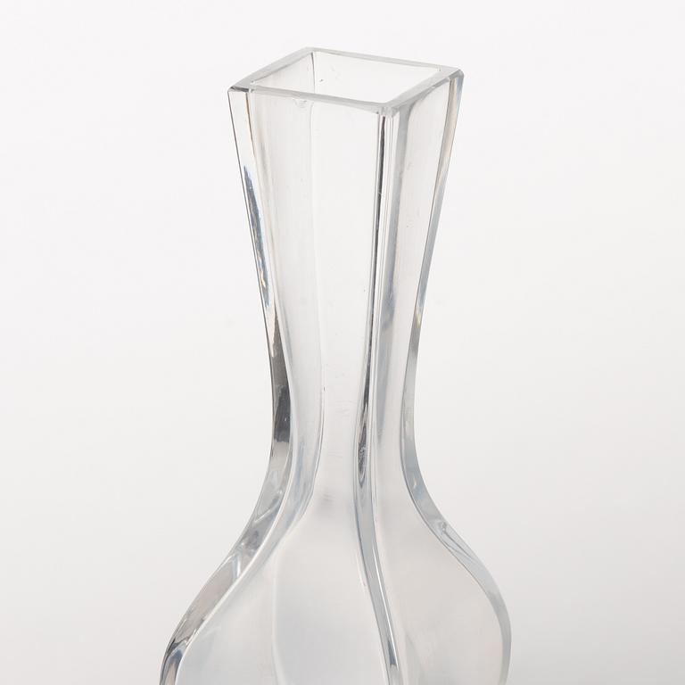 A cut glass vase, Qing dynasty, 19th century.