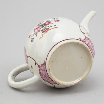 A porcelain tea pot from China, 18th century.