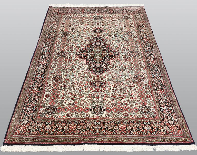 Matta, Ghom, silke, ca 1,000,000 knutar/kvm, 220 x 130 cm.