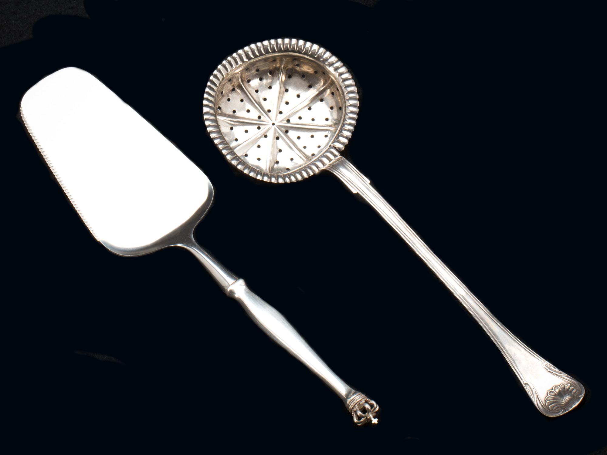 STRÖARE, silver, nyrokoko, 1854 samt TÅRTSPADE, sterlingsilver, Danmark. Tot vikt 78 g inkl blad.