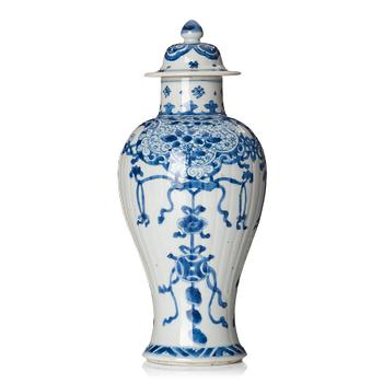 1057. Vas med lock, porslin. Qing dynastin, Kangxi (1662-1722).