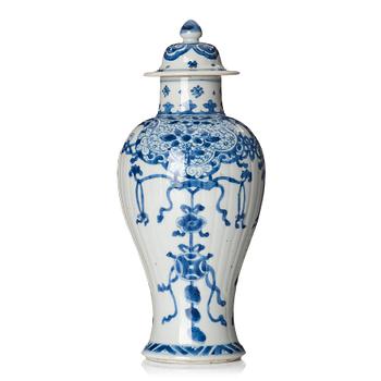 1057. A blue and white vase, Qing dynasty, Kangxi (1662-1722).