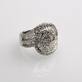 RING, 18 k vitguld med olikslipade diamanter, totalt ca 3,19 ct. Vikt ca 14,5 g.