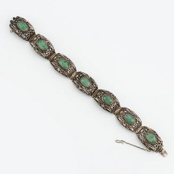 Armband samt örhängen, ett par, silver samt grön sten. Kina, tidigt 1900-tal.