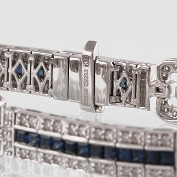 ARMBAND, 18K vitguld med 238 briljantslipade diamanter 2.29 ct och 49 fasettslipade blå safirer 3.31 ct. Vikt 30, 7 g.
